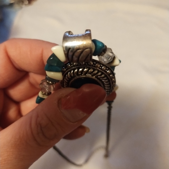 Vintage jewelry lot w/Avon necklaces - Picture 9 of 9